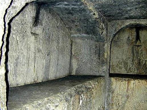Tomb with rock benches: the Tomb of Kings, Jerusalem